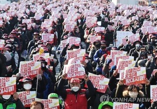 Thousands of unionized workers hold rallies nationwide to denounce return-to-work order