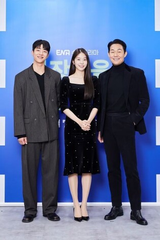 Park Sung-woong stuck inside smartphone ... First episode of 'Unlock My Boss' to be aired on December 7