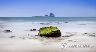 제14회 제주국제사진공모전 대상에 '형제섬을 바라보며'