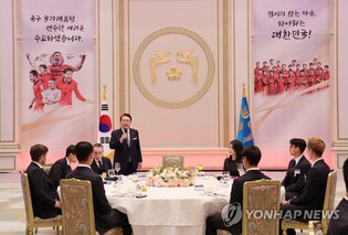 (World Cup) Yoon hosts dinner for nat'l football team