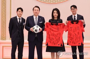 (LEAD) (World Cup) Yoon hosts dinner for nat'l football team