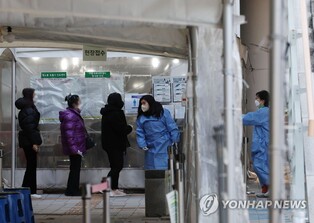 S. Korea's new COVID-19 cases below 70,000 as gov't mulls adjusting indoor mask mandate
