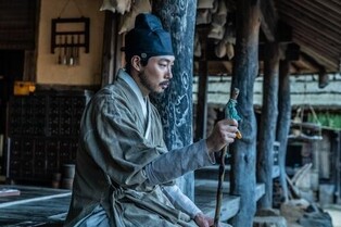 Movie 'The OWL' starring Ryu Jun-yeol and Yoo Hae-jin as main characters tops box office for three consecutive weeks