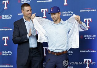 디그롬 "우승하기 위해 텍사스 왔다…매년 30경기 이상 등판"