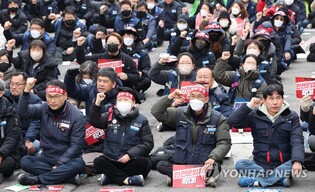 KCTU members hold rally demanding extension of basic freight rate system