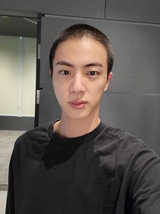 (LEAD) BTS' Jin gets buzz cut ahead of military enlistment