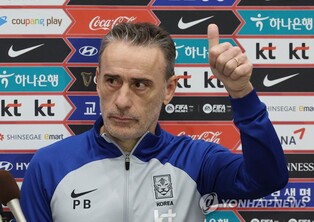 Ex-nat'l football coach Bento to leave S. Korea on Tuesday