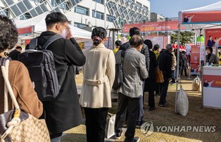 (LEAD) S. Korea adds 626,000 jobs on-year in Nov.; job growth slows for 6th month