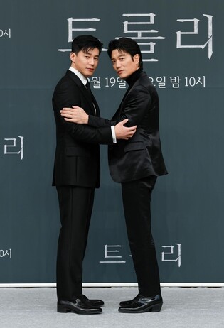 Talented actors Kim Hyun-joo, Park Hee-soon, and Kim Moo-yeol to star in drama 'Trolley'