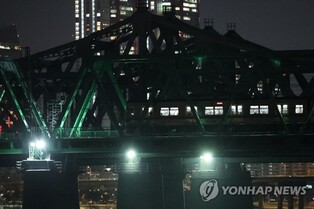 (LEAD) Subway train malfunctions over Han River, leaves 500 stranded for 2 hours
