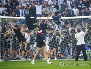호주프로축구 경기 도중 관중 난동 유혈 사태…경기 중단