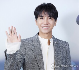 Lee Seung-gi sues four people including CEO of Hook Entertainment...'kept back part of income made of music and advertisement'