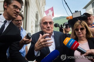 블라터 전 회장, 현 FIFA 비판…"축구를 지나치게 상품화"