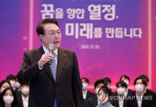 Yoon encourages young science students