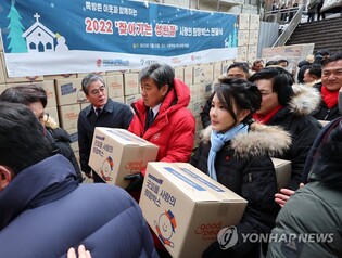 First lady visits needy residents in flophouse neighborhood