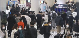 "크리스마스 전에 돌아갈 수 있나요?" 제주 공항·호텔 '북적'