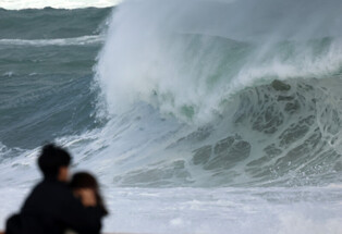 [K-Geography] Swelling waves at Gangreung Beach