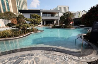 부산롯데호텔, 도심 속 4계절 수영장·카페 새 단장