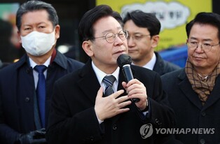 (LEAD) Prosecutors ask opposition leader Lee to appear for questioning next month