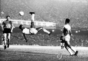 '브라질 국보·세계 축구왕' 펠레, 천국의 그라운드로 떠나다