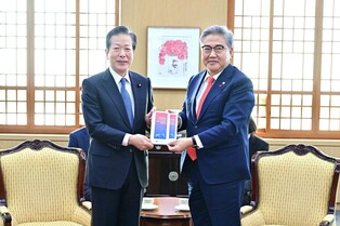 S. Korean foreign minister, Japanese party chief discuss bilateral relations