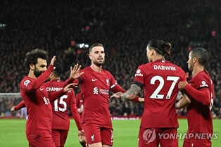 리버풀, 레스터 '연속 자책골'에 2-1 역전승…EPL 4연승