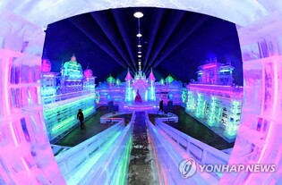 화천 산천어축제의 또다른 볼거리…실내 얼음조각광장 문 열어