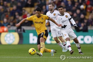 '황희찬 풀타임' 울버햄프턴, 맨유에 0-1 패…강등권 탈출 불발