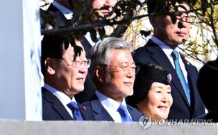 Main opposition leader meets with ex-President Moon