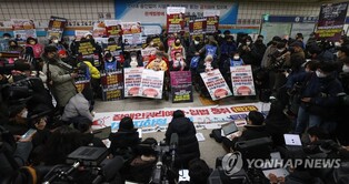 (LEAD) Police refer 24 disability rights activists to prosecution over subway protests