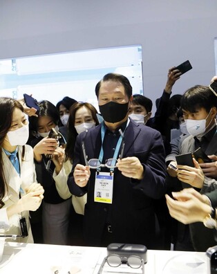(CES) SK chief makes surprise appearance at CES