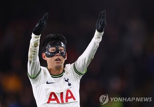 마스크 다시 착용한 손흥민 "부모님, 가족, 친구들이 걱정해"