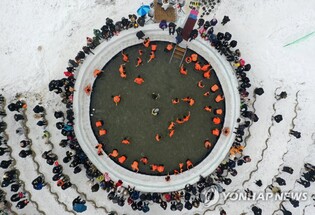 (LEAD) Ice fishing festival begins in Hwacheon