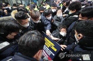 Seoul Metro files damages suit against disability rights group over subway protests