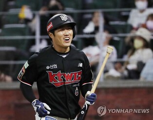 Free agent infielder Shin Bon-ki re-signs with KT Wiz