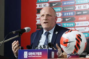 New official in charge of nat'l football coach selection keeping all options open