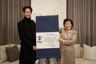 Lee Jung-jae wins Korea Image Stepping Stone Award
