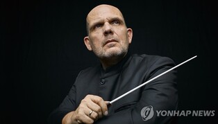 Incoming music director Jaap van Zweden holds first concert with SPO