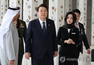 Yoon visits UAE war memorial, Grand Mosque
