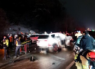 (LEAD) 25 people taken to hospitals after multi-car crash on expressway