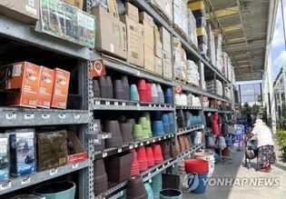 美 소비자 지갑 닫자 가격 인상 '스톱'…인플레 완화 신호?