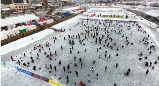 홍천강 꽁꽁축제 순항…'인삼송어 잡아라' 관광객 인기