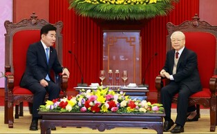 Assembly speaker Kim discusses improving bilateral cooperation with top Vietnamese officials
