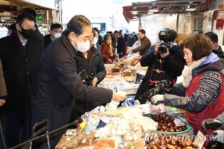 PM visits traditional market ahead of Lunar New Year holiday