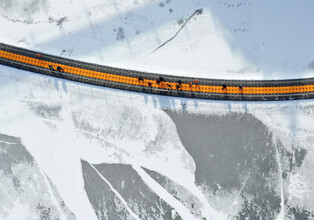 [K-Geography] Trekkers over frozen river