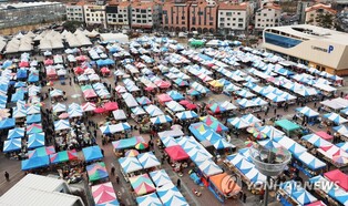 "북적여 좋긴 한데"…설 대목장 연 모란5일장 업종따라 '희비'