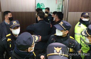 (LEAD) Police raid dozen labor union offices over alleged wrongdoing at construction sites