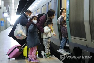 "고향 앞으로"…연휴 하루 전부터 귀성 기차역·공항마다 북적