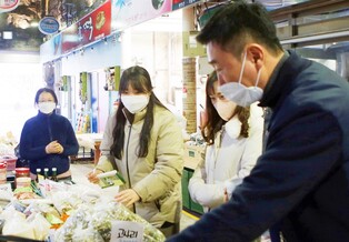 강원랜드 임직원, 폐광지역 전통시장서 설 장보기