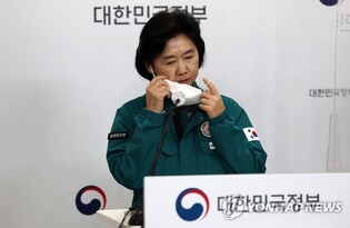 (LEAD) S. Korea's new COVID-19 cases below 30,000 for 2nd day